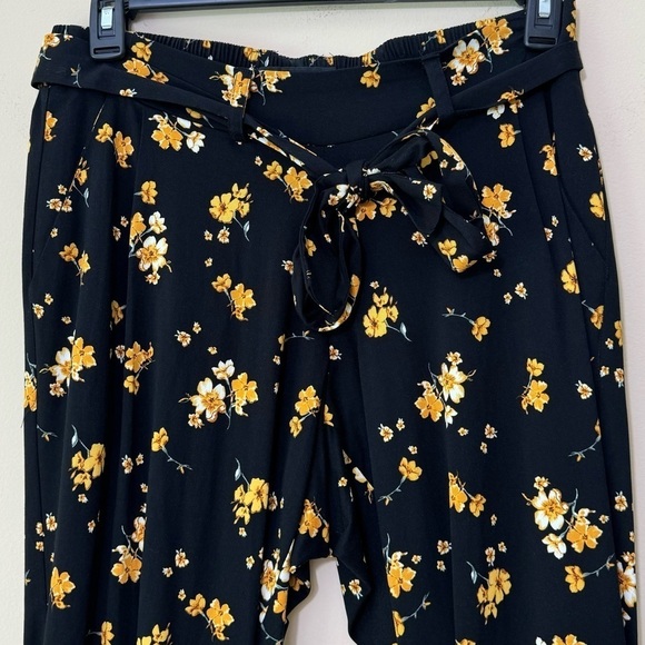 NEW Torrid Black and Yellow Floral Challis Tie Front Tapered Ankle Pants Size 0 - Picture 6 of 12